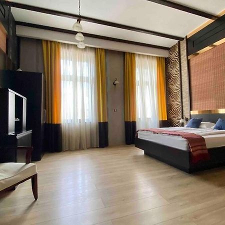 Safari Royal Apartment Орадя Экстерьер фото