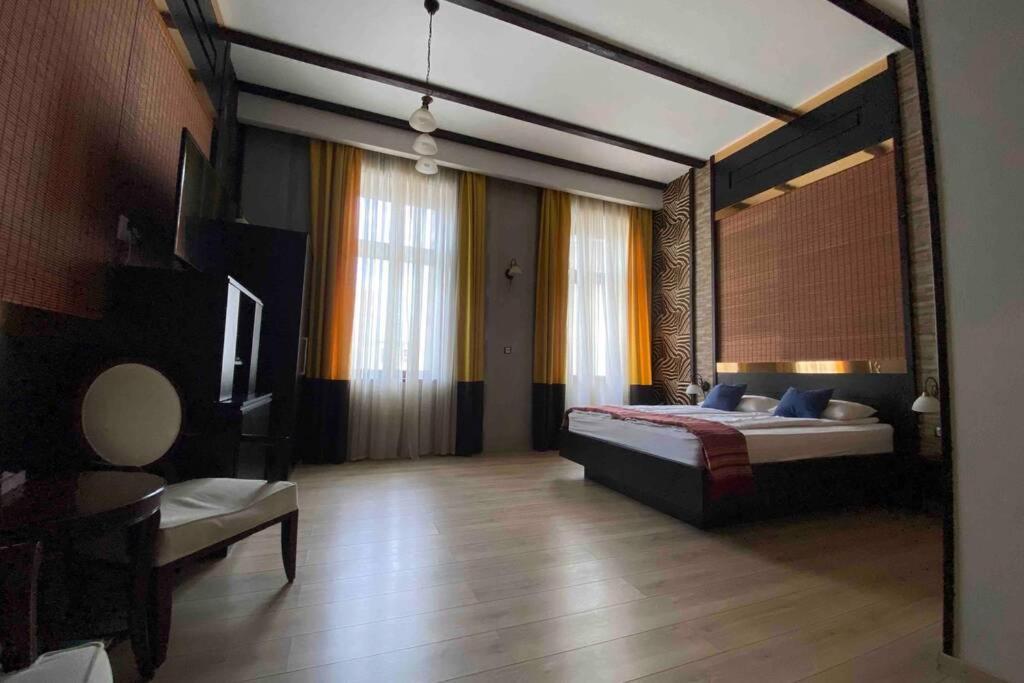 Safari Royal Apartment Орадя Экстерьер фото