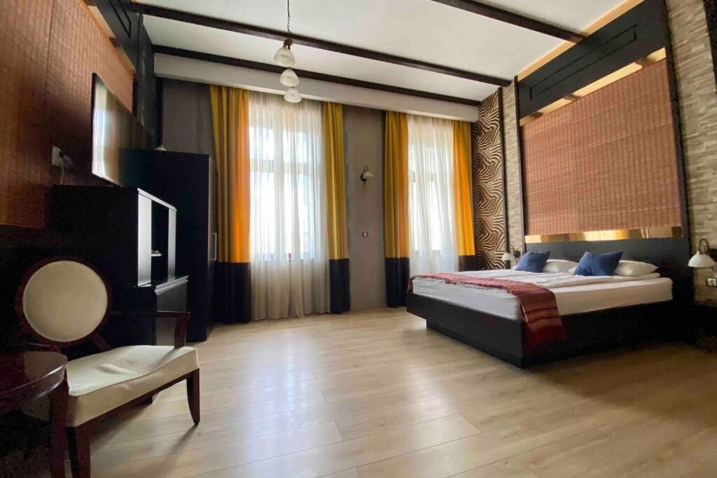 Safari Royal Apartment Орадя Экстерьер фото